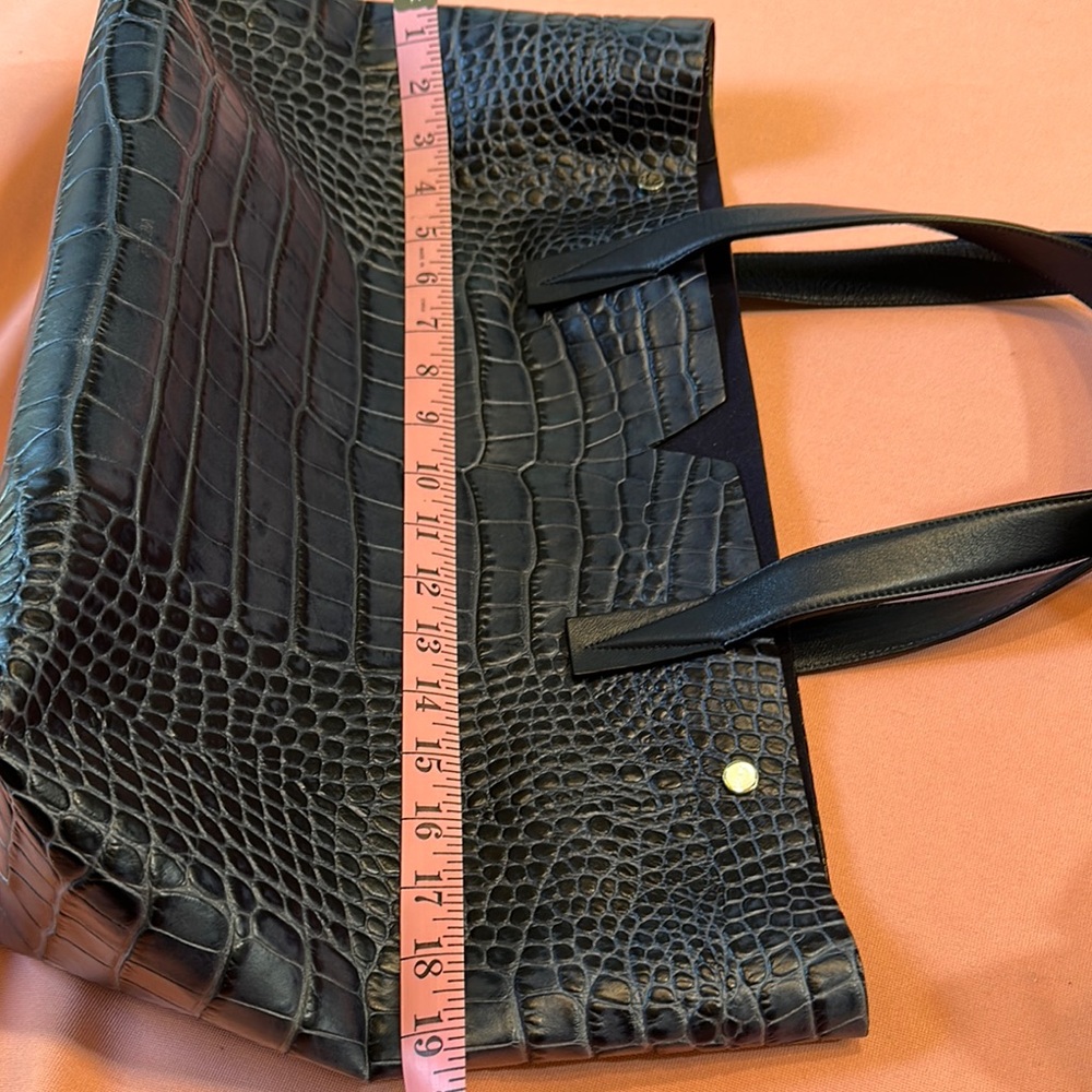 New VINCE Elegant Black Crocodile-Embossed Tote Bag - Picture 7 of 11
